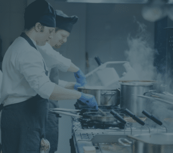 Cuisinier dans une cuisine temporaire